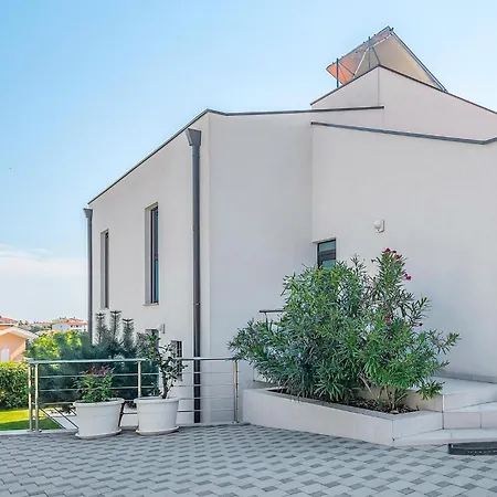 Vikendica 4 Bedroom Cozy In *