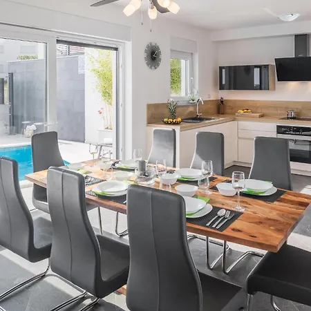 4 Bedroom Cozy In Vikendica *