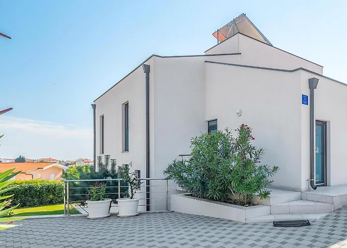 Vikendica 4 Bedroom Cozy In *