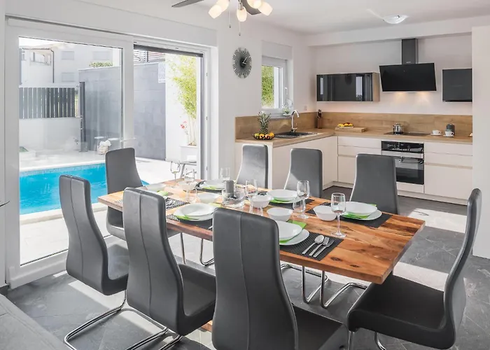 4 Bedroom Cozy In Vikendica *