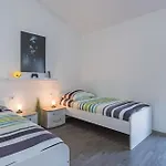 4 Bedroom Cozy In بيت للعطل