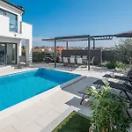 بيت للعطل 4 Bedroom Cozy In *