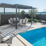 4 Bedroom Cozy In بيت للعطل *
